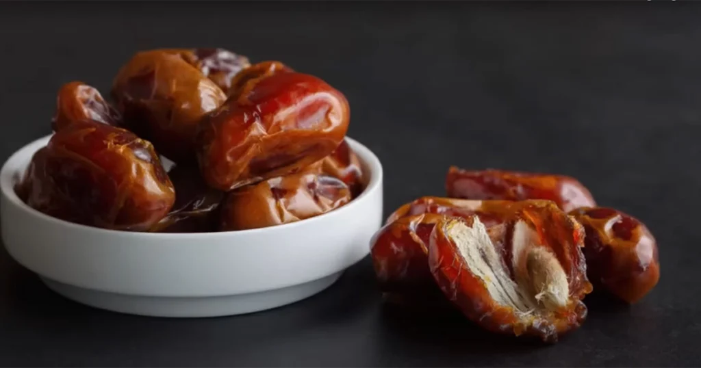 رسم توضيحي لتأثير التمر على الصحة يوضح لماذا يعد التمر افضل غذاء لافطار الصائم، يعزز القلب والمناعة.