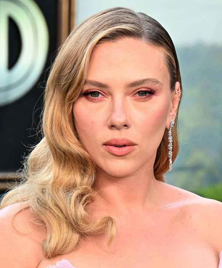 تسريحة جانبية مموجة مثل سكارليت جوهانسون تزيد حجم تسريحات شعر الطويلة