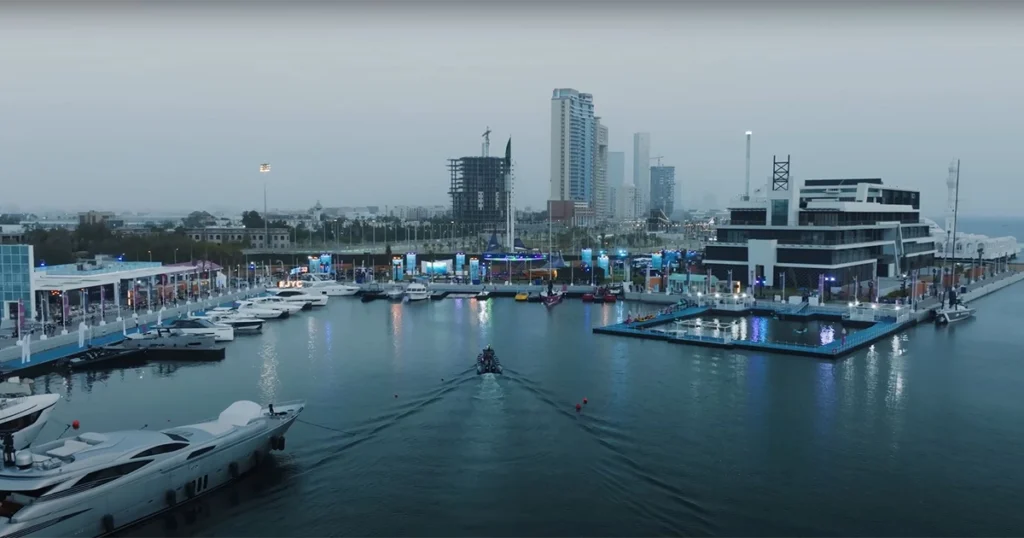 رد سي مول يمثل أفضل أماكن السياحة في جدة التي يجب عليك زيارتها، مركز تسوق حديث مع ماركات عالمية.