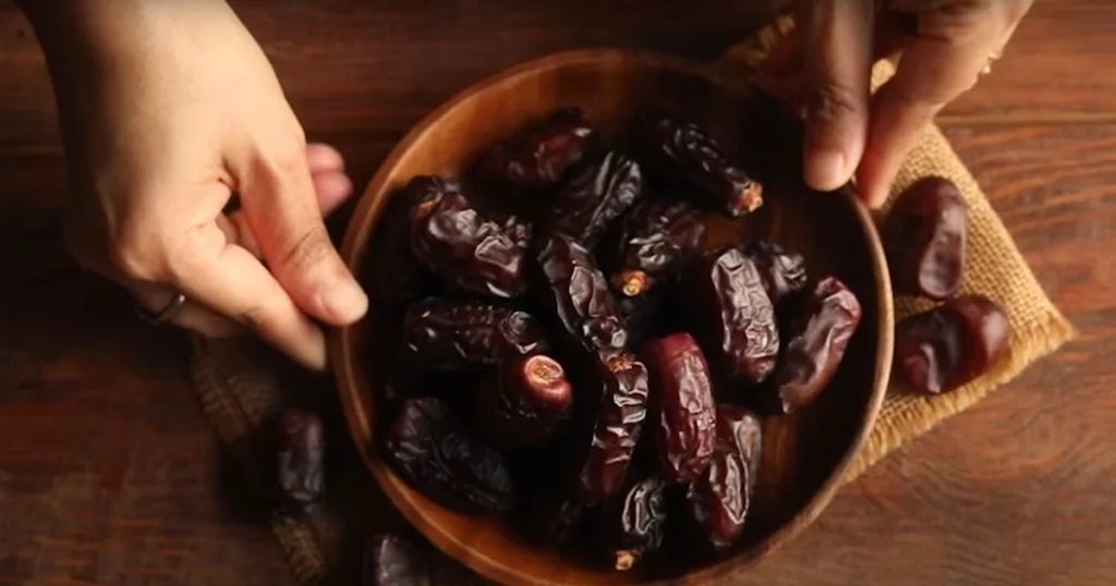 تمر طازج يوضح لماذا يعد التمر افضل غذاء لافطار الصائم، مع فوائده الغذائية العالية.