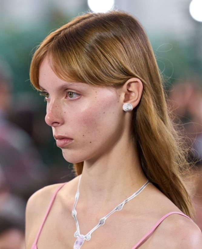 الشعر الطويل المنسدل يبرز ملامح الوجه في تسريحات شعر ناعمة