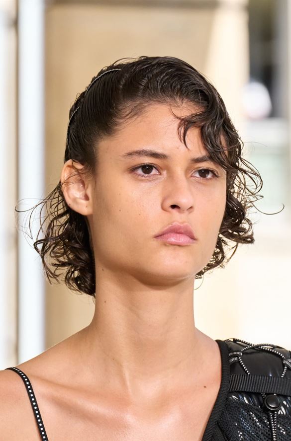 الشعر المبلل القصير يعطي لمسة عصرية في تسريحات شعر