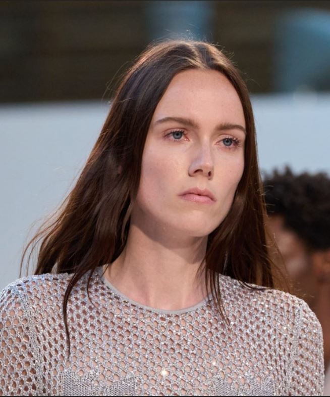 الفرق الوسطي مع الشعر الناعم يبرز الجمال الطبيعي في تسريحات شعر