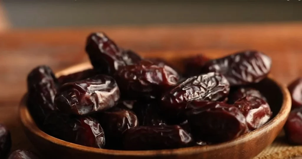 وصفة عصيدة شوفان مع تمر توضح لماذا يعد التمر افضل غذاء لافطار الصائم، سهلة التحضير ومغذية.