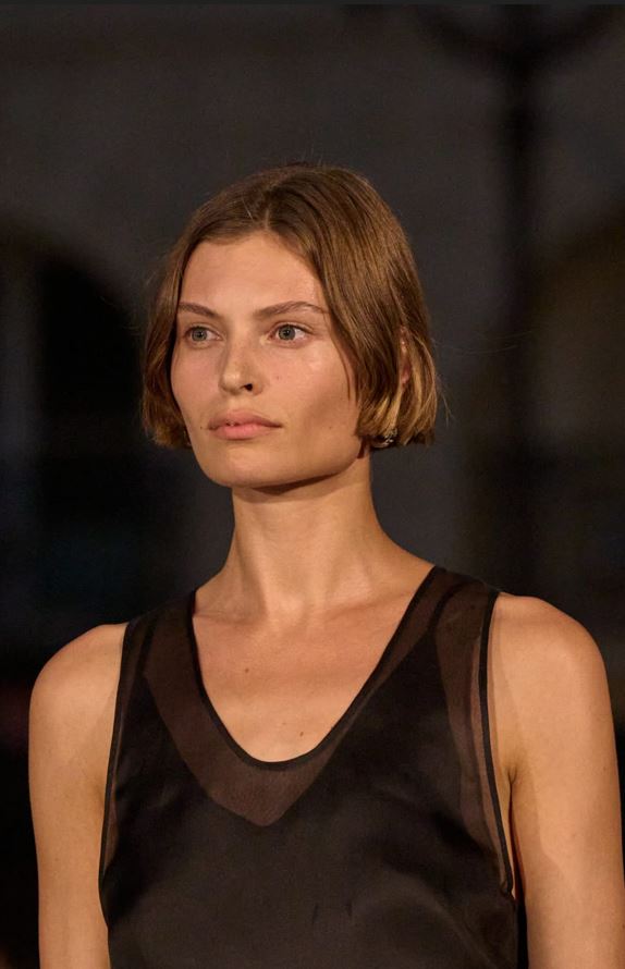 الكاريه القصير يبرز تفاصيل الوجه في تسريحات شعر الجريئة