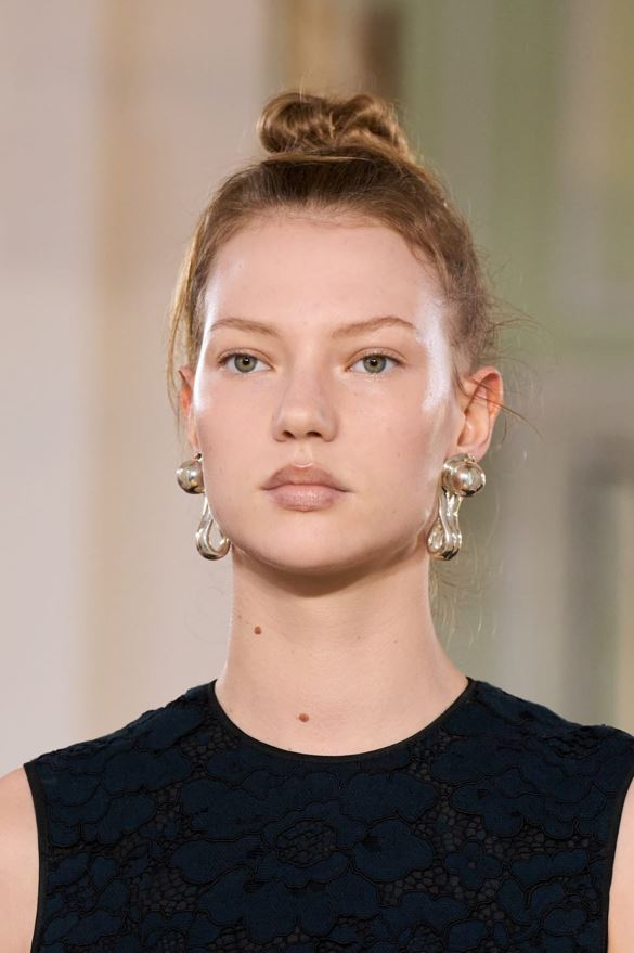 الكعكة العالية الفوضوية تبرز العفوية في تسريحات شعر