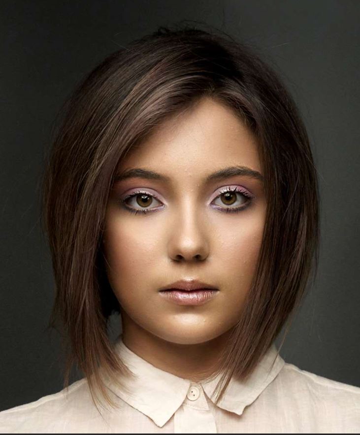 بوب بني داكن قصير مع غرة حادة وخصل فاتحة لإطلالة عصرية في تسريحات شعر