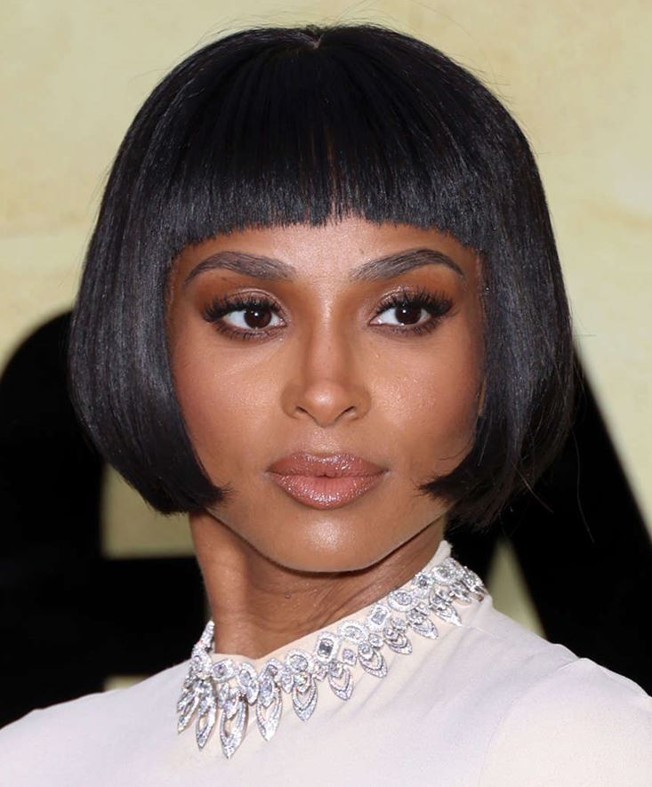 قصة شعر قصيرة مدببة على أعلى الرأس لمظهر حاد في تسريحات شعر