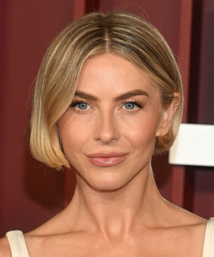 بوب قصير بقسم وسطي مثل جوليان هاف يعطي تحديدًا للوجه في تسريحات شعر