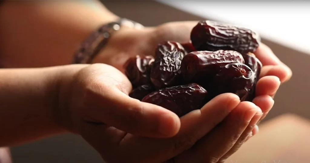 رسم بياني لقيمة غذائية للتمر يبرز لماذا يعد التمر افضل غذاء لافطار الصائم، غني بالسكريات الطبيعية والمعادن.