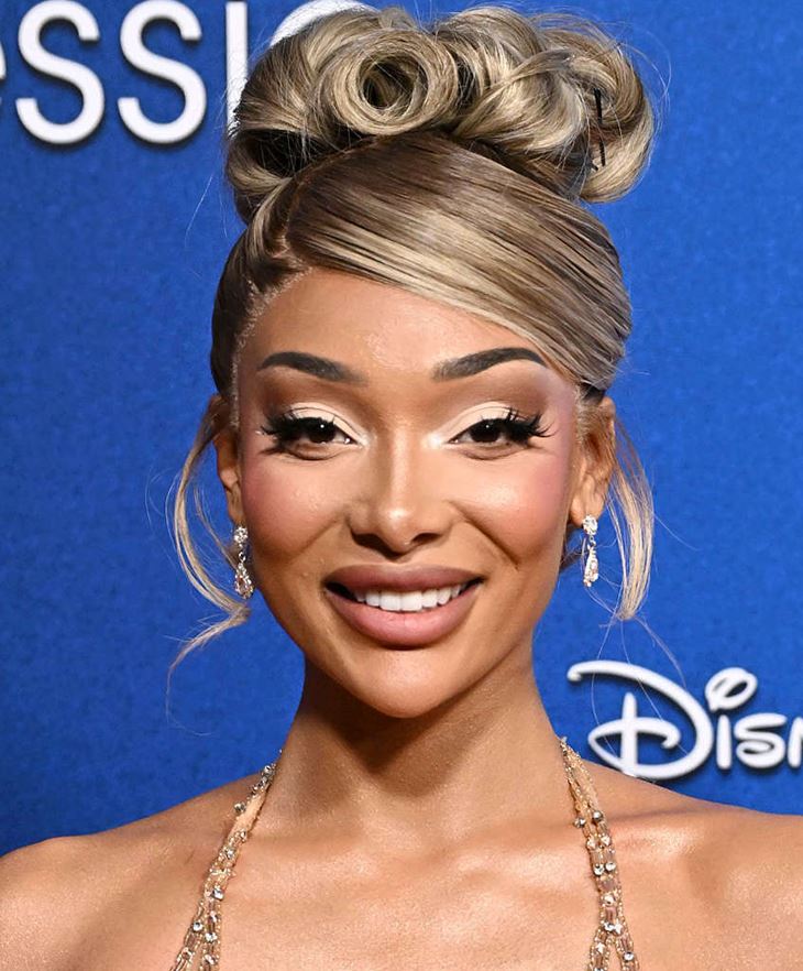 تسريحة رسمية مع كعكة علوية مجعدة مثالية لتسريحات شعر المناسبات