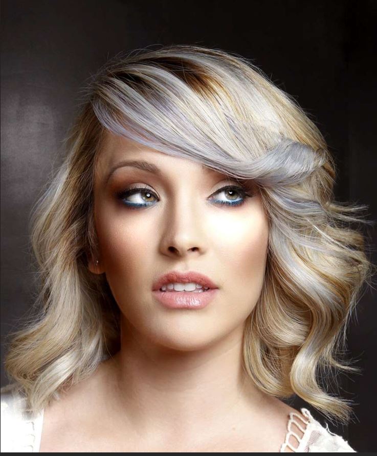 تموجات متوسطة متعددة النغمات مع غرة جانبية لمظهر مرن في تسريحات شعر