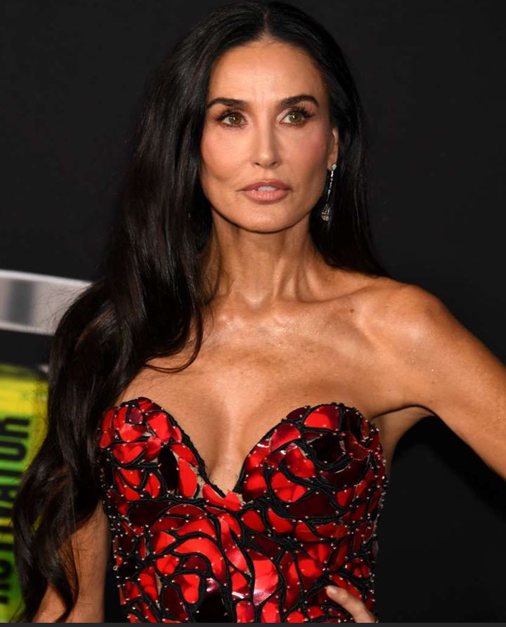 شعر طويل مع تجعيدات ناعمة مثل ديمي مور لإطلالة كلاسيكية في تسريحات شعر