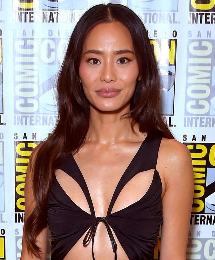 شعر طويل مع فرق وسطي بسيط في تسريحات شعر