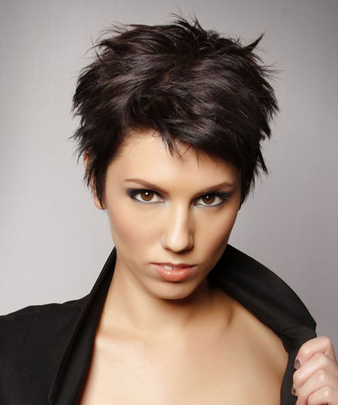 قصة بيكسي محمّلّة بالملمس بلون موكا داكن تضيف كثافة لتسريحات شعر