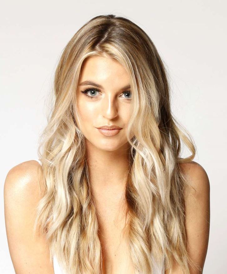 موجات شاطئية بلون أشقر طويل في تسريحات شعر