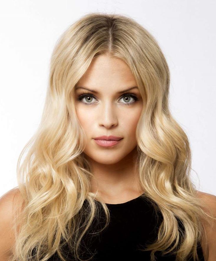 موجات شاطئية ناعمة وطويلة تعطي مظهرًا طبيعيًا لتسريحات شعر اليومية